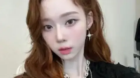 马龙闪耀Prada盛典，与王安宇互动谈笑，魅力四射成焦点。